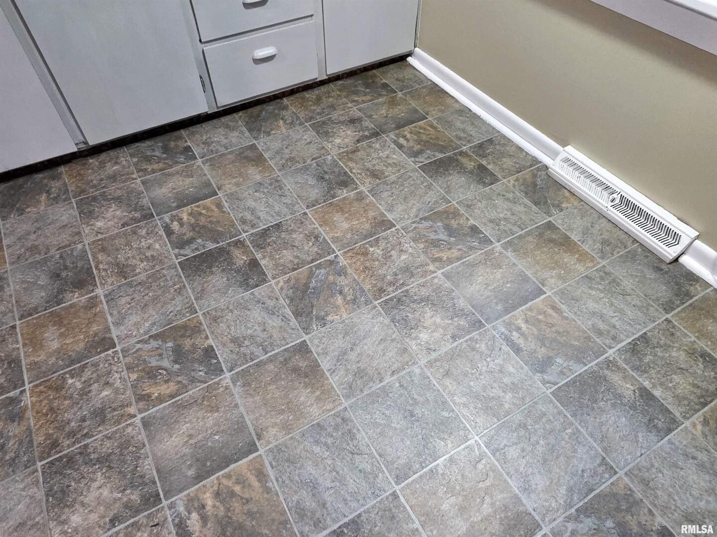 1037 East 3rd Street Flora, IL 62839 - Photo 15 of 47