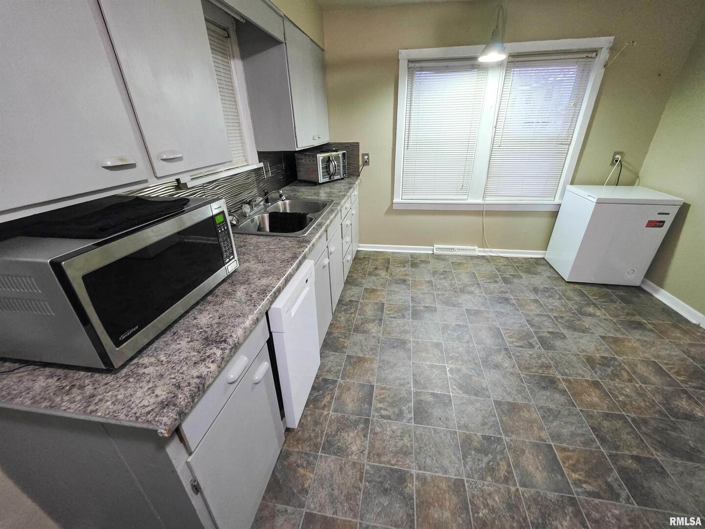 1037 East 3rd Street Flora, IL 62839 - Photo 16 of 47