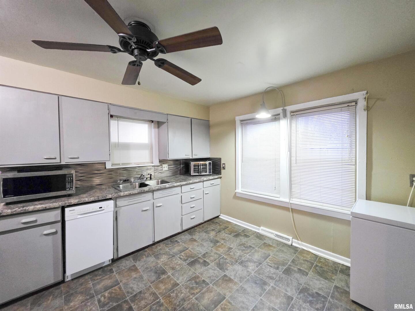 1037 East 3rd Street Flora, IL 62839 - Photo 18 of 47