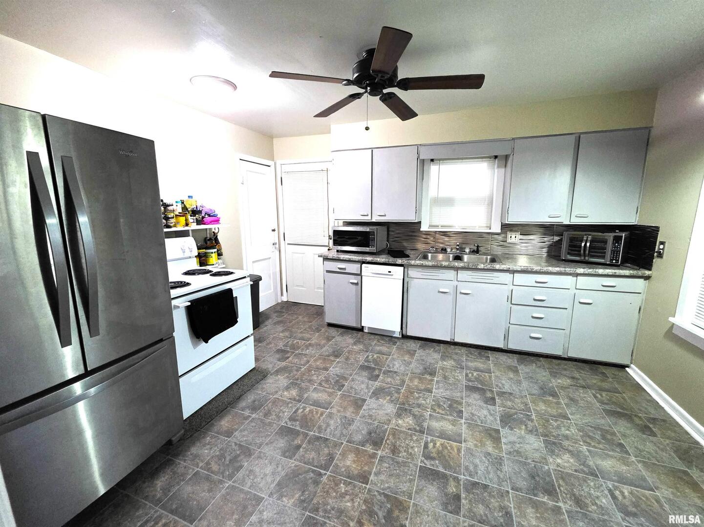 1037 East 3rd Street Flora, IL 62839 - Photo 4 of 47