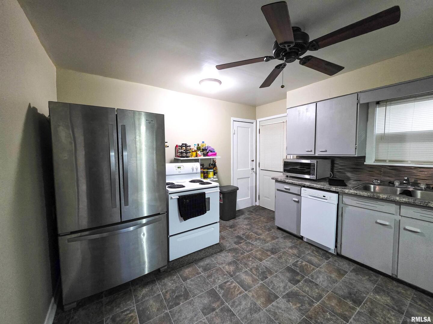 1037 East 3rd Street Flora, IL 62839 - Photo 10 of 47