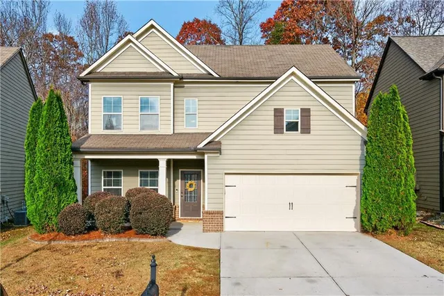 a view of backyard of the house