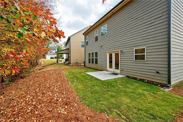 a view of a house with a yard
