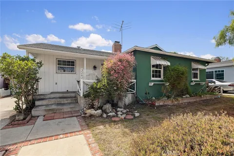 a view of a house with backyard