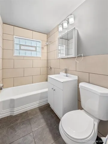 $1,725 | 7439 North Winchester Avenue, Unit 207, Chicago, IL 60626