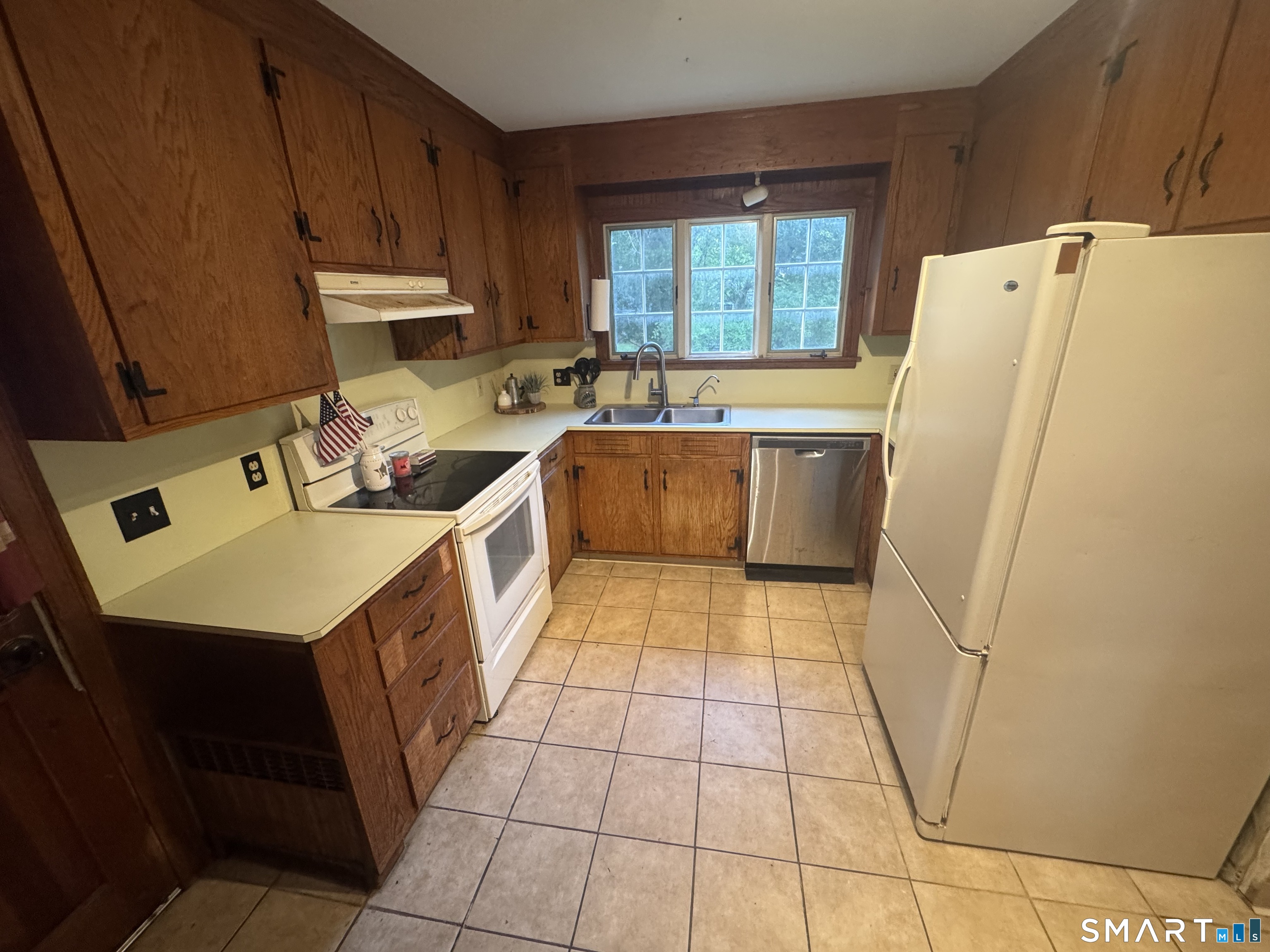 19 Washburn Street Windham, CT 06226 - Photo 2 of 26