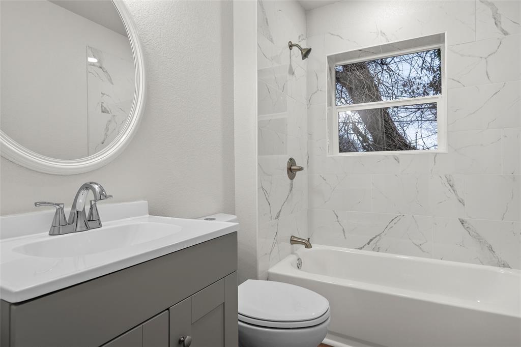 506 Rose Street Waco, TX 76704 - Photo 14 of 25 a bathroom with a toilet a sink and a bathtub