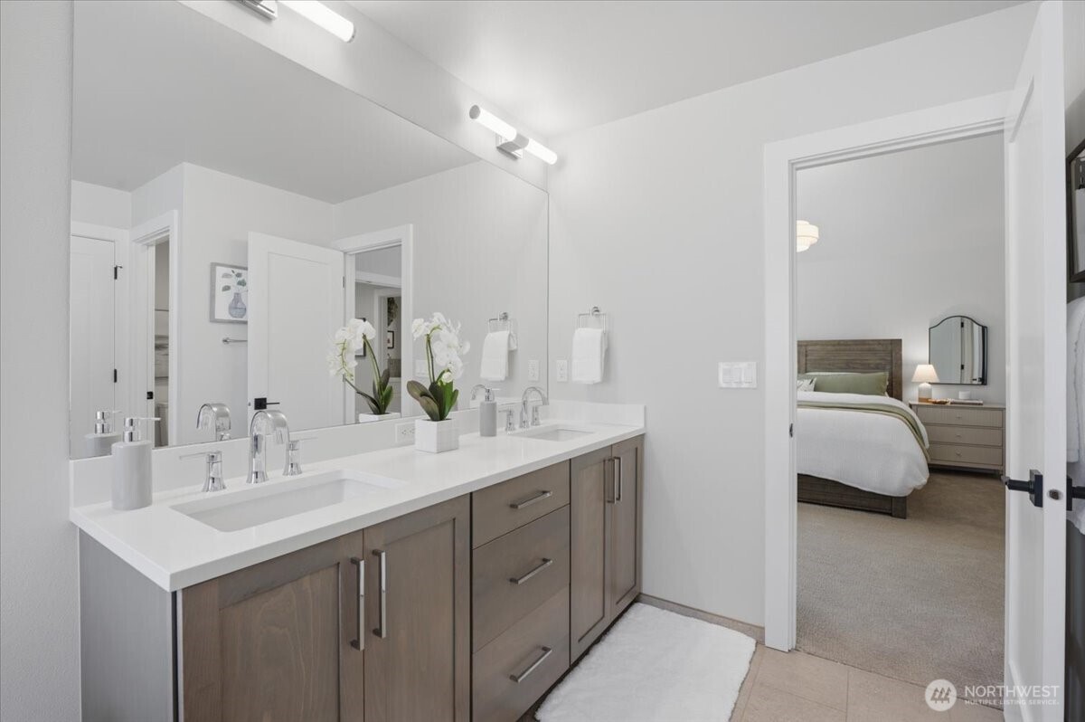 20580 Sinnes Road Mount Vernon, WA 98274 - Photo 30 of 39 a en suite bathroom with a double vanity sink and a mirror