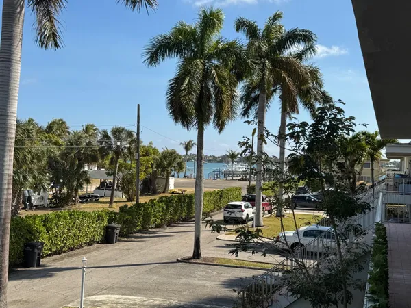 $1,975 | 4800 North Flagler Drive, Unit 3, West Palm Beach, FL 33407