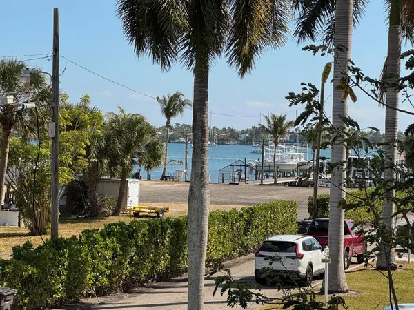 $1,975 | 4800 North Flagler Drive, Unit 3, West Palm Beach, FL 33407