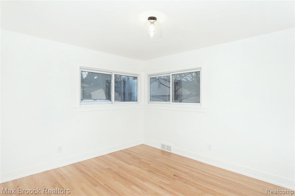 18346 Beverly Road Beverly Hills, MI 48025 - Photo 20 of 36