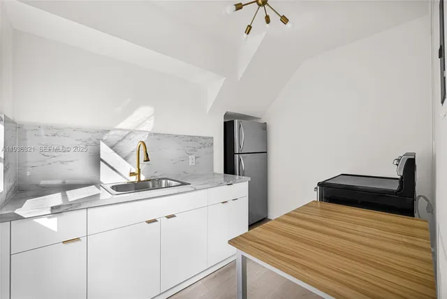 $1,800 | 4730 Pine Tree Drive, Unit 14, Miami Beach, FL 33140