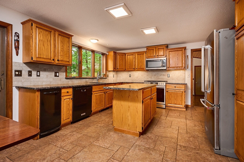 1 Ashley Circle Easthampton, MA 01027 - Photo 7 of 42