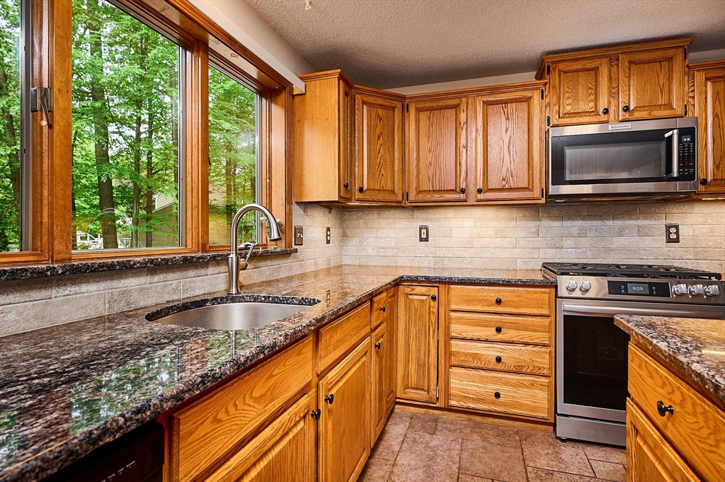 1 Ashley Circle Easthampton, MA 01027 - Photo 8 of 42