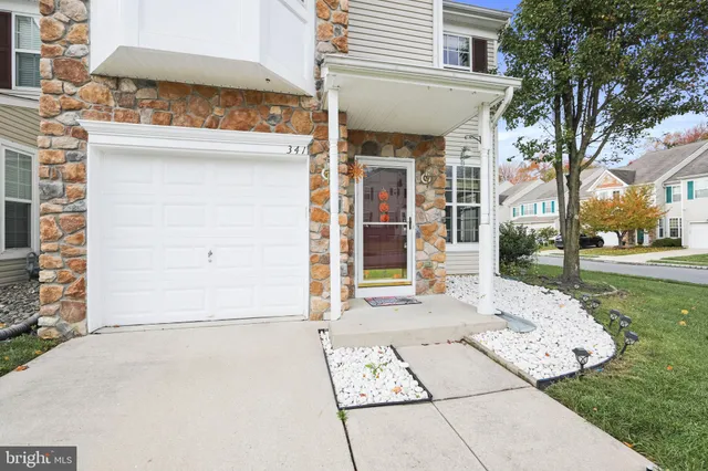 a picture of a bench in front of building
