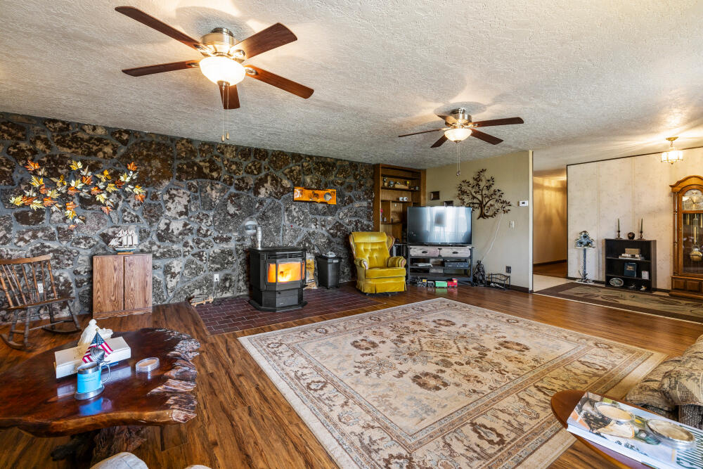 11445 Hill Road Klamath Falls, OR 97603 - Photo 13 of 51 013