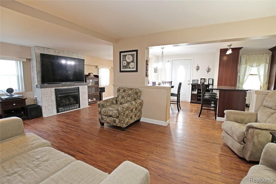 11413 Kipp Road Goodrich, MI 48438 - Photo 10 of 47 10) Living Room.jpg