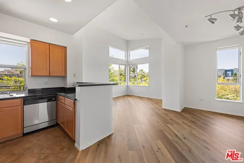 $999,000 | 6400 Crescent Park East, Unit 402, Playa Vista, CA 90094