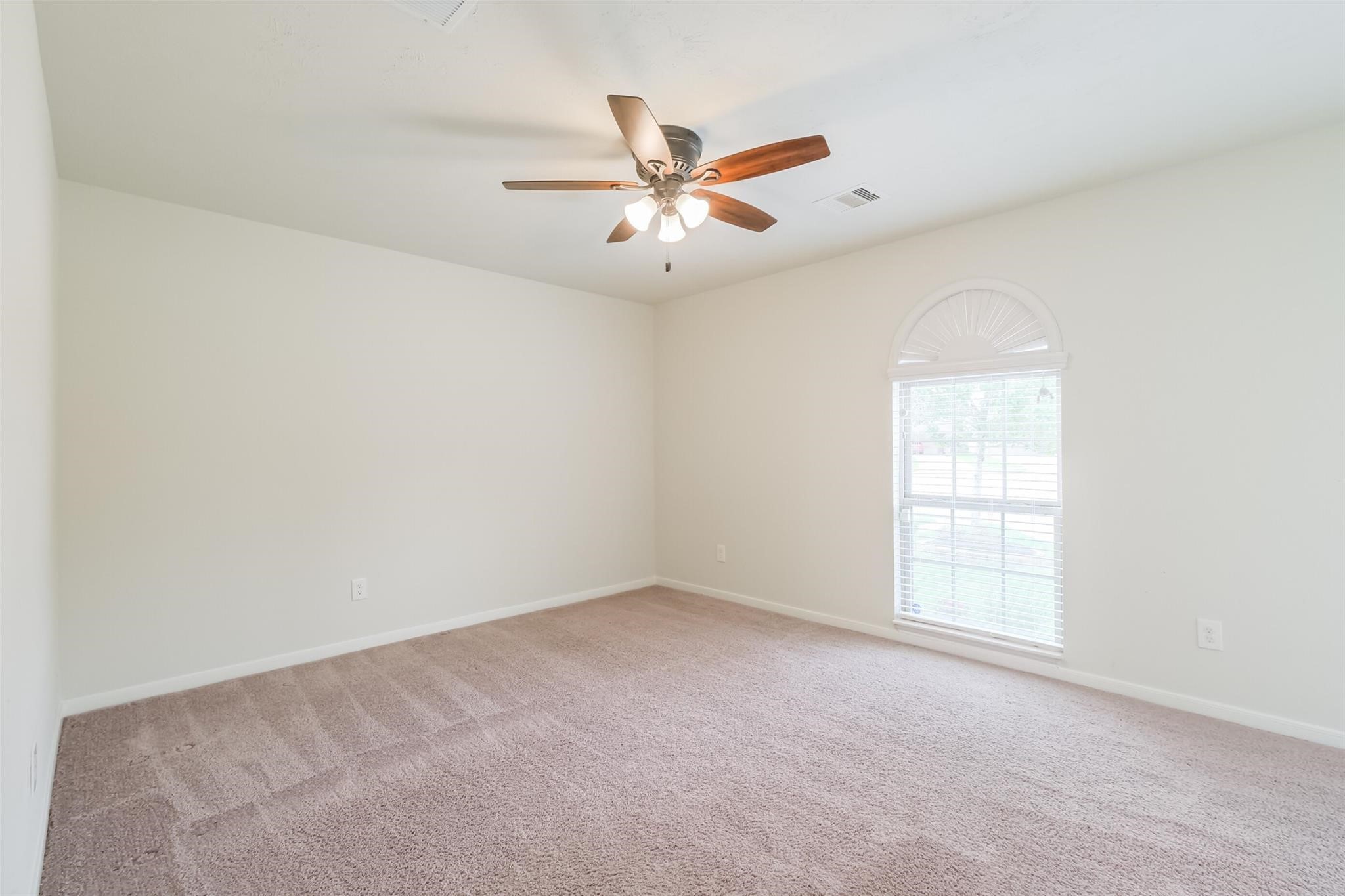 6811 Gonzales Point Manvel, TX 77578 - Photo 21 of 26 Secondary Bedroom with bath