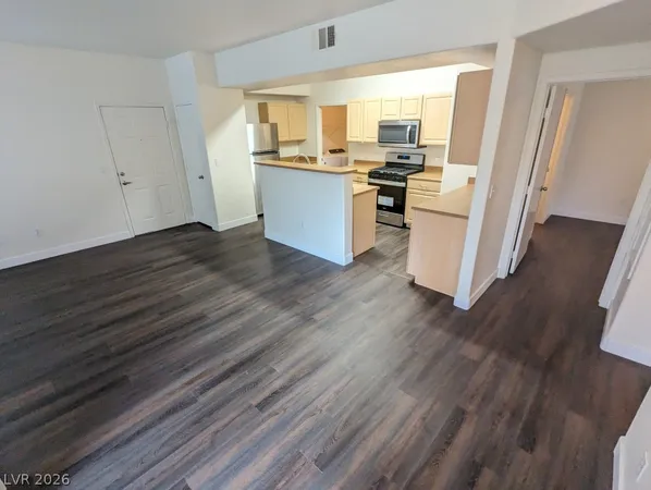 $1,375 | 8250 North Grand Canyon Drive, Unit 1044, Las Vegas, NV 89166