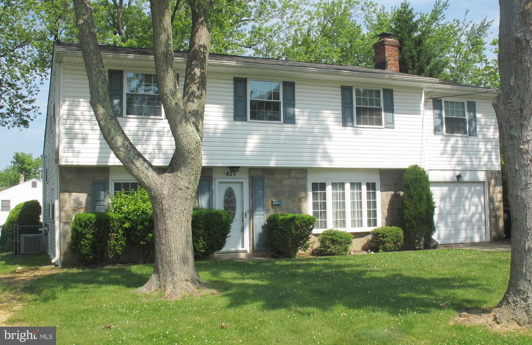 421 Pomona Road Cinnaminson, NJ 08077 - Photo 3 of 27 Easy Care Stone & Vinyl Siding