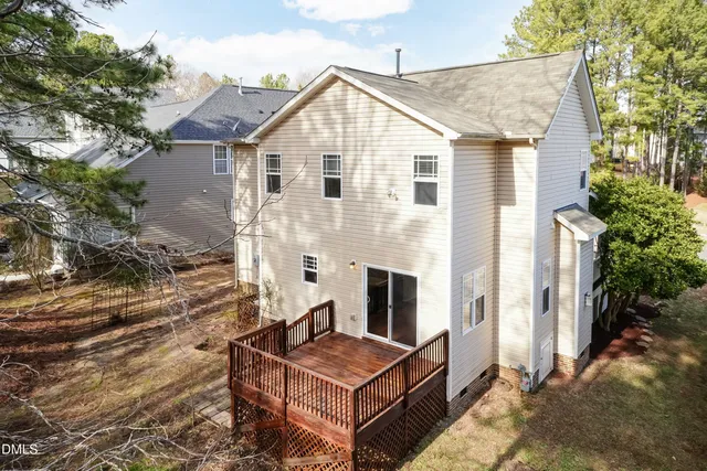 a view of entryway with a balcony