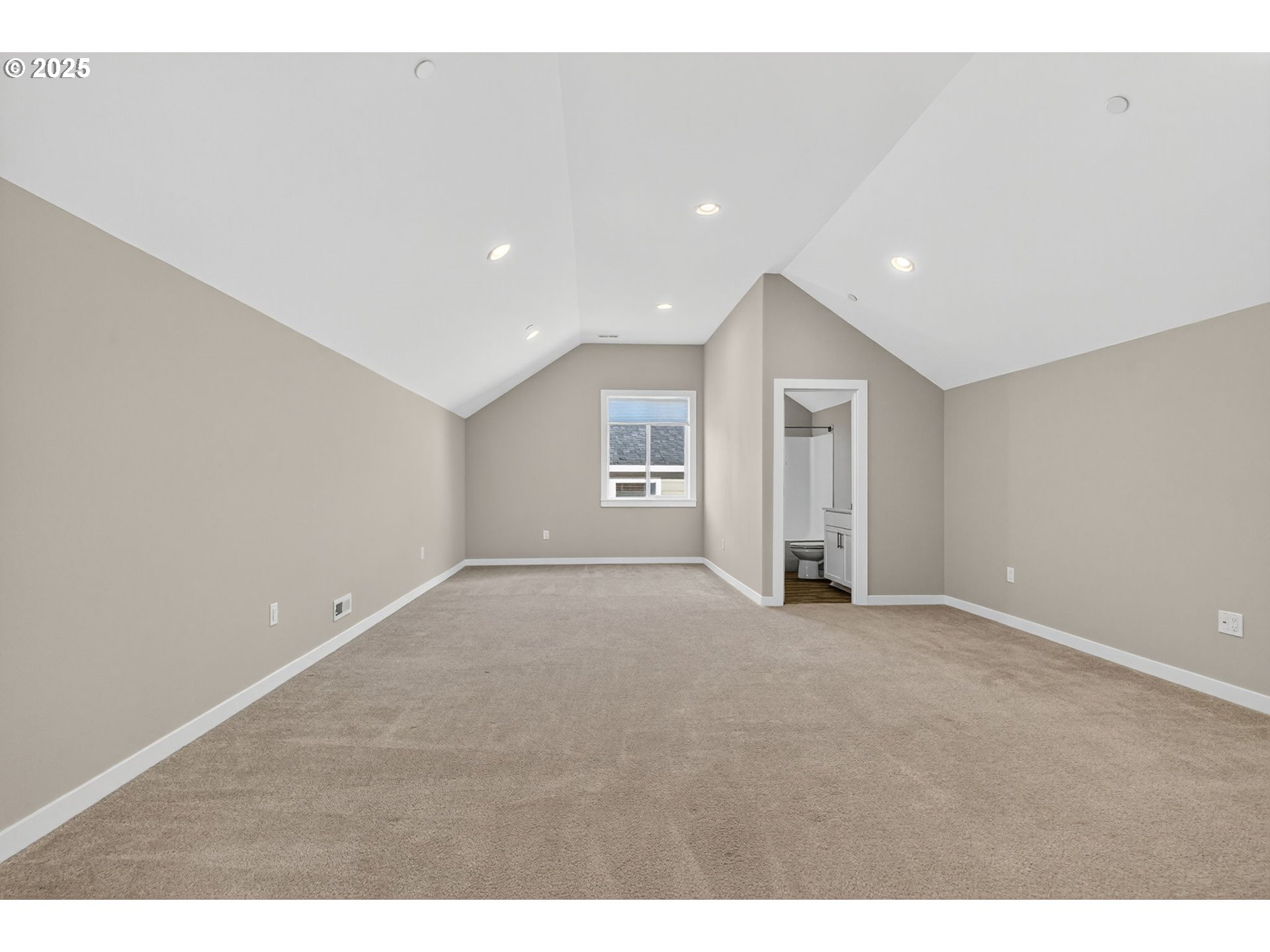 9863 Southwest Ridge Drive Beaverton, OR 97007 - Photo 36 of 48 a view of an empty room