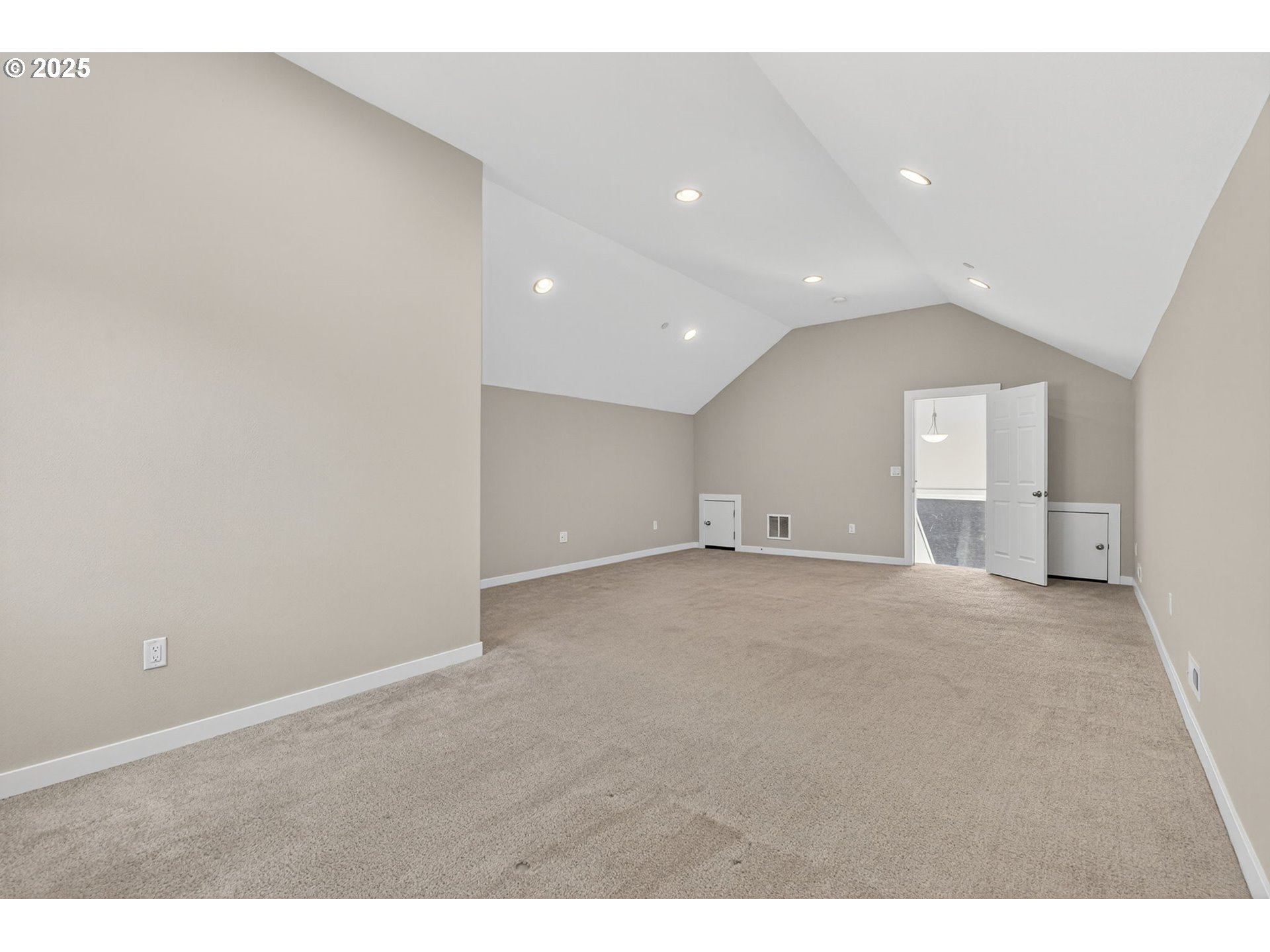 9863 Southwest Ridge Drive Beaverton, OR 97007 - Photo 38 of 48 a view of empty room