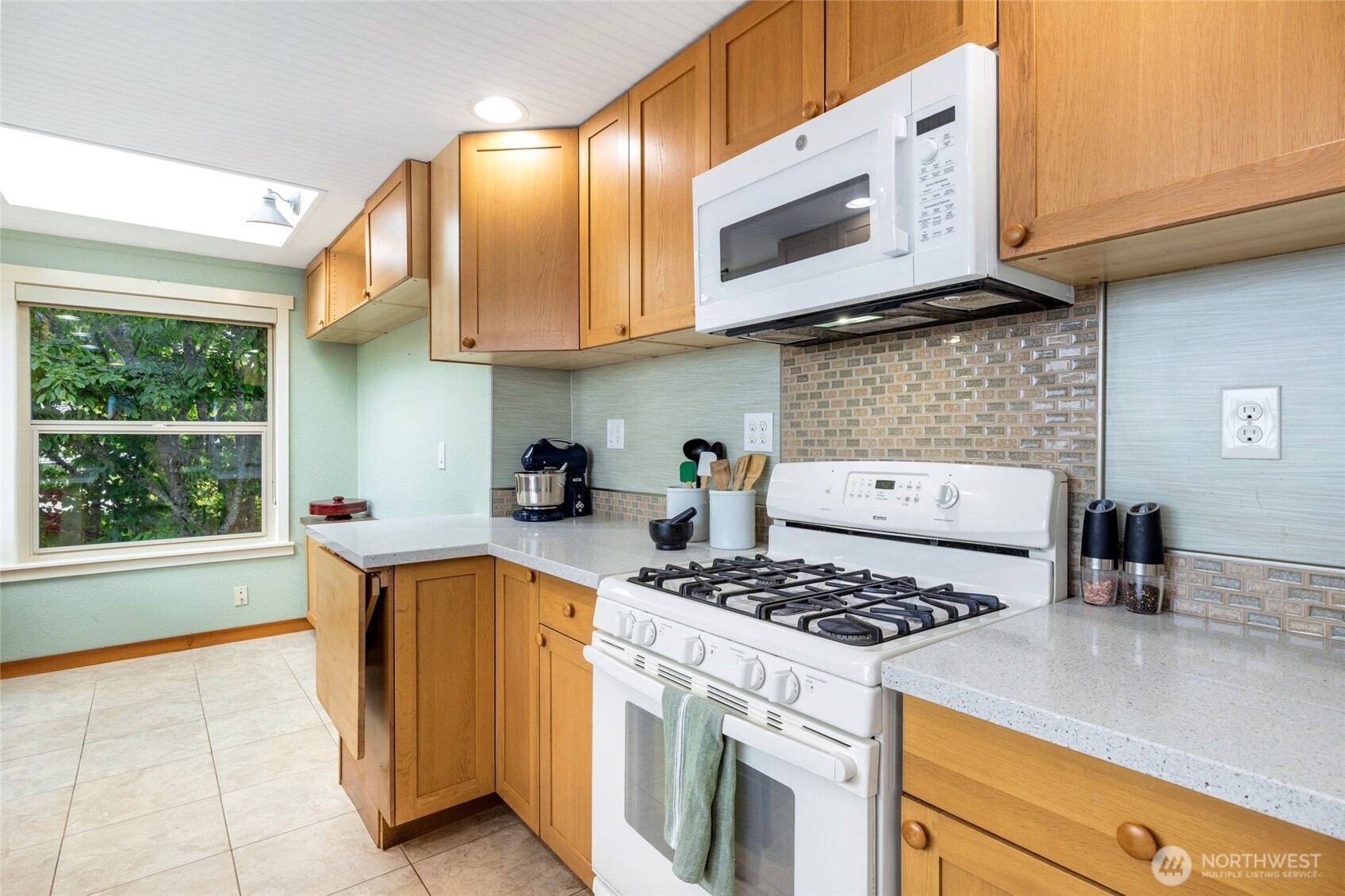 10320 Kay Way Mukilteo, WA 98275 - Photo 9 of 40