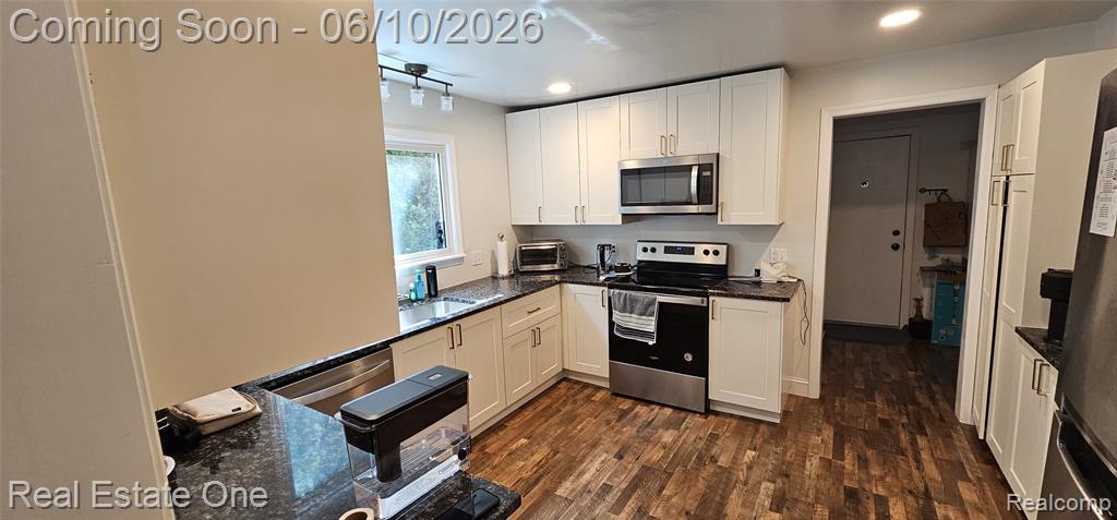 2073 Roslyn Road Grosse Pointe Woods, MI 48236 - Photo 5 of 10