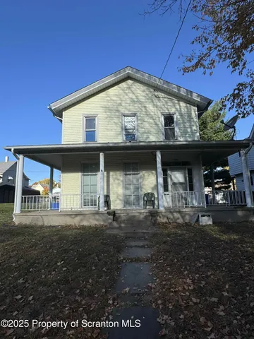 a view of back yard of the house