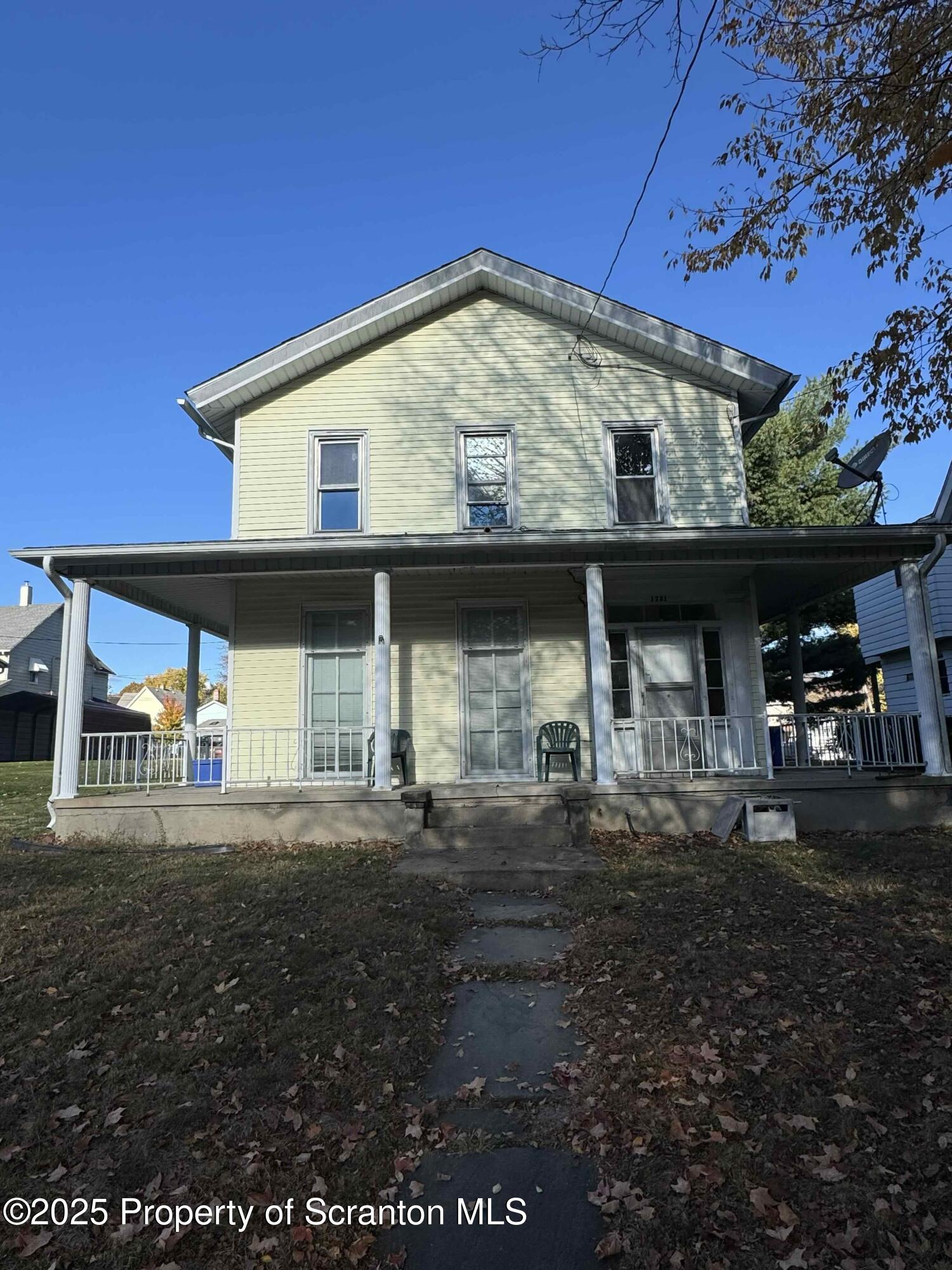 a view of back yard of the house