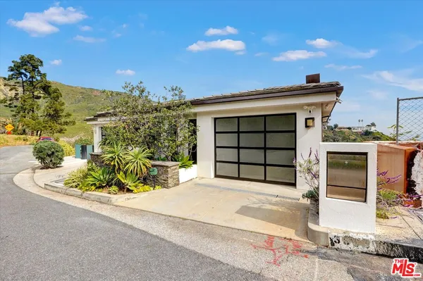 a view of entryway with a front door