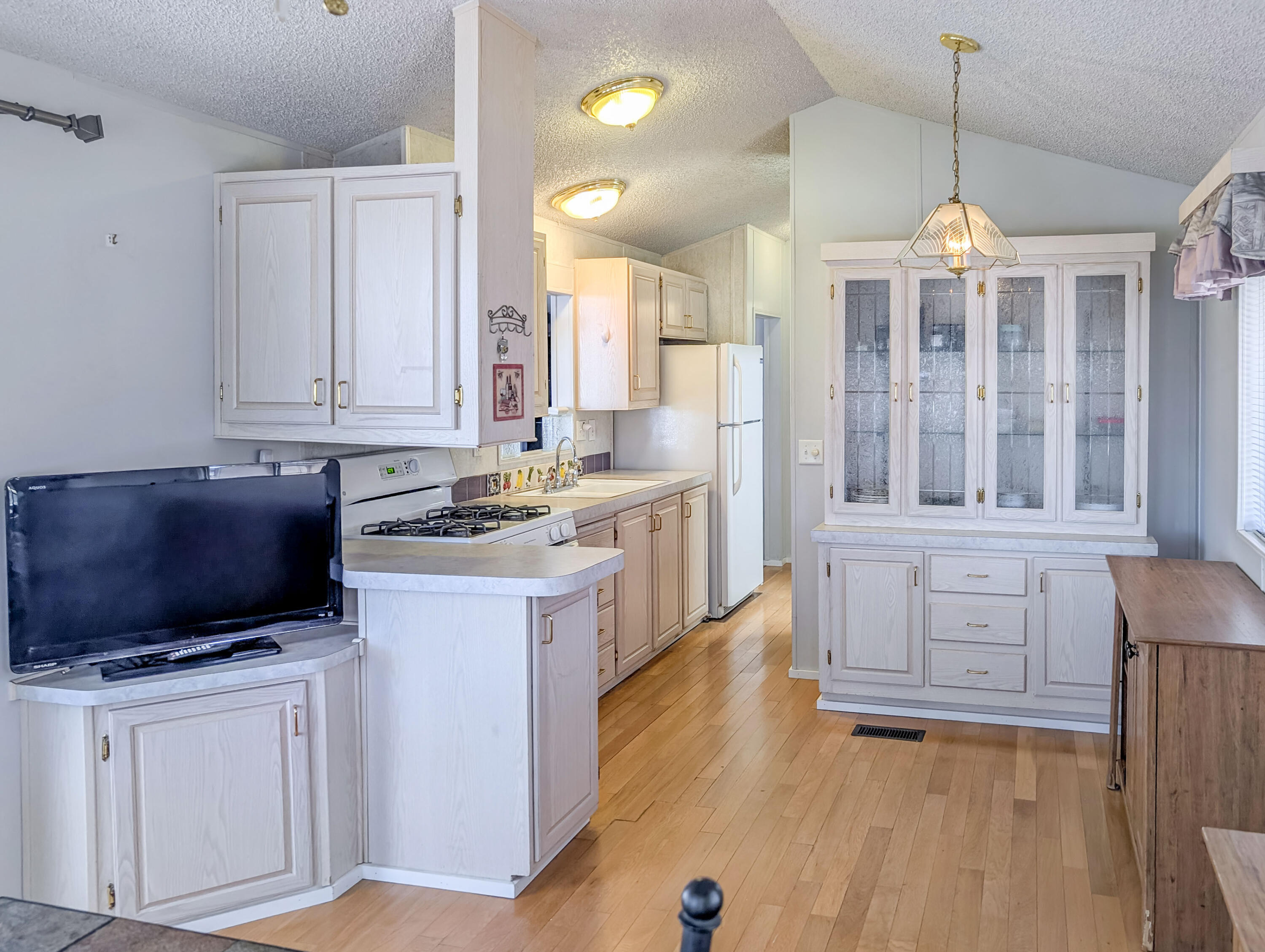 70200 Dillon Road, Unit 517 Desert Hot Springs, CA 92241 - Photo 14 of 32 a kitchen with cabinets a sink and appliances