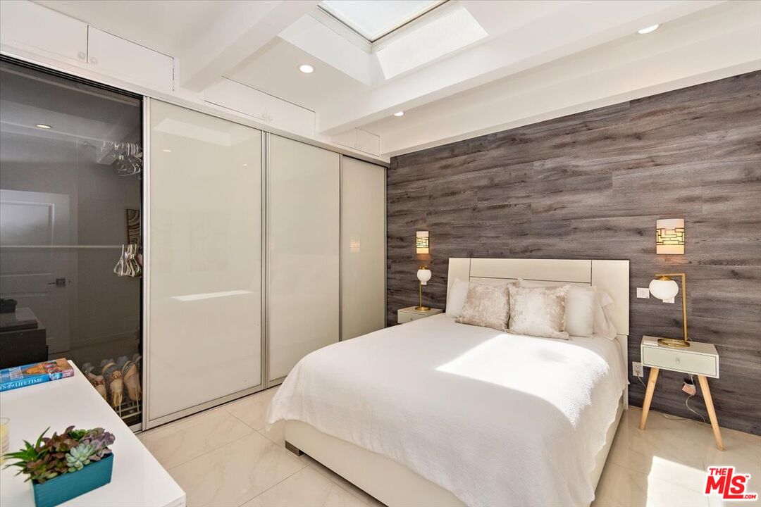 20 Ironsides Street, Unit 3 Marina del Rey, CA 90292 - Photo 12 of 32 a bedroom with a bed and a table