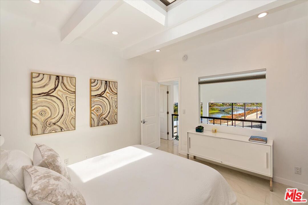20 Ironsides Street, Unit 3 Marina del Rey, CA 90292 - Photo 13 of 32 a bedroom with a bed and a window