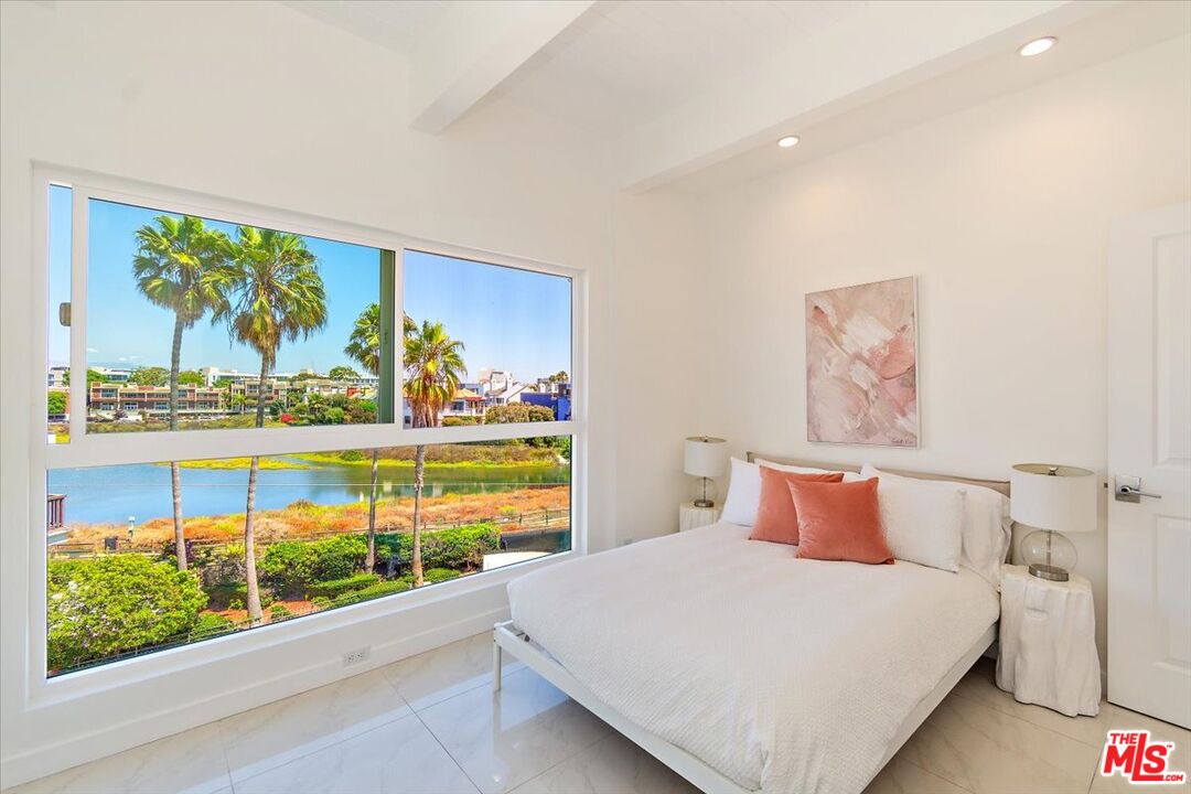 20 Ironsides Street, Unit 3 Marina del Rey, CA 90292 - Photo 14 of 32 a bedroom with a bed and painting on the wall