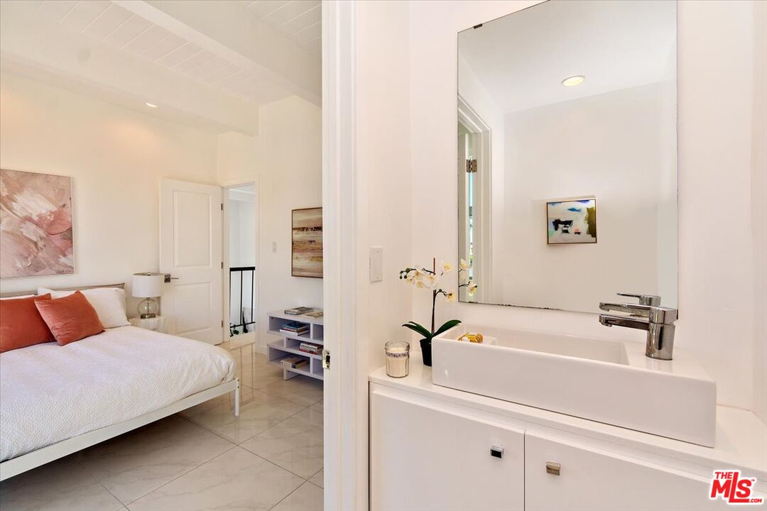 20 Ironsides Street, Unit 3 Marina del Rey, CA 90292 - Photo 15 of 32 a bedroom with a bed and a couch