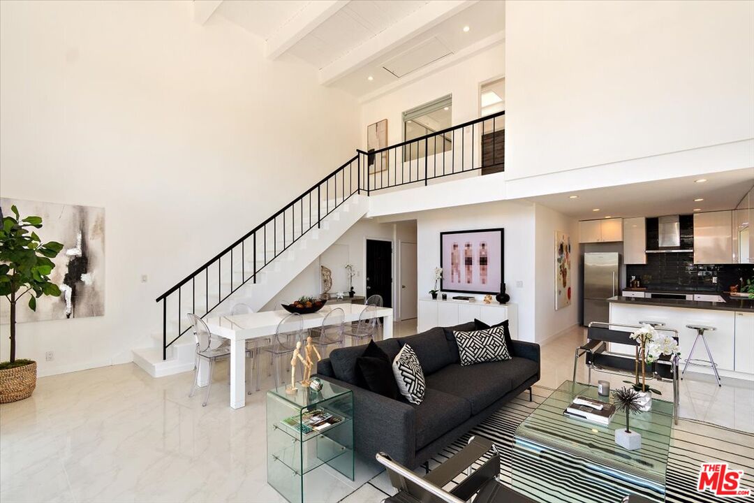 20 Ironsides Street, Unit 3 Marina del Rey, CA 90292 - Photo 17 of 32 a living room with furniture