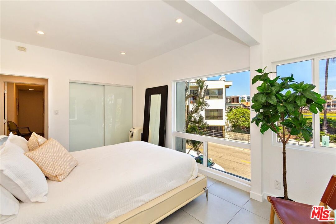 20 Ironsides Street, Unit 3 Marina del Rey, CA 90292 - Photo 20 of 32 a bedroom with a large bed and a potted plant