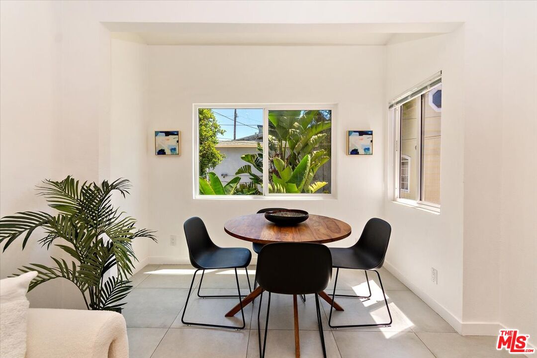 20 Ironsides Street, Unit 3 Marina del Rey, CA 90292 - Photo 24 of 32 a dining room with furniture and a potted plant