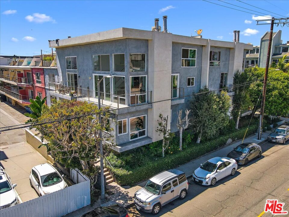 20 Ironsides Street, Unit 3 Marina del Rey, CA 90292 - Photo 29 of 32 a view of a house with a yard