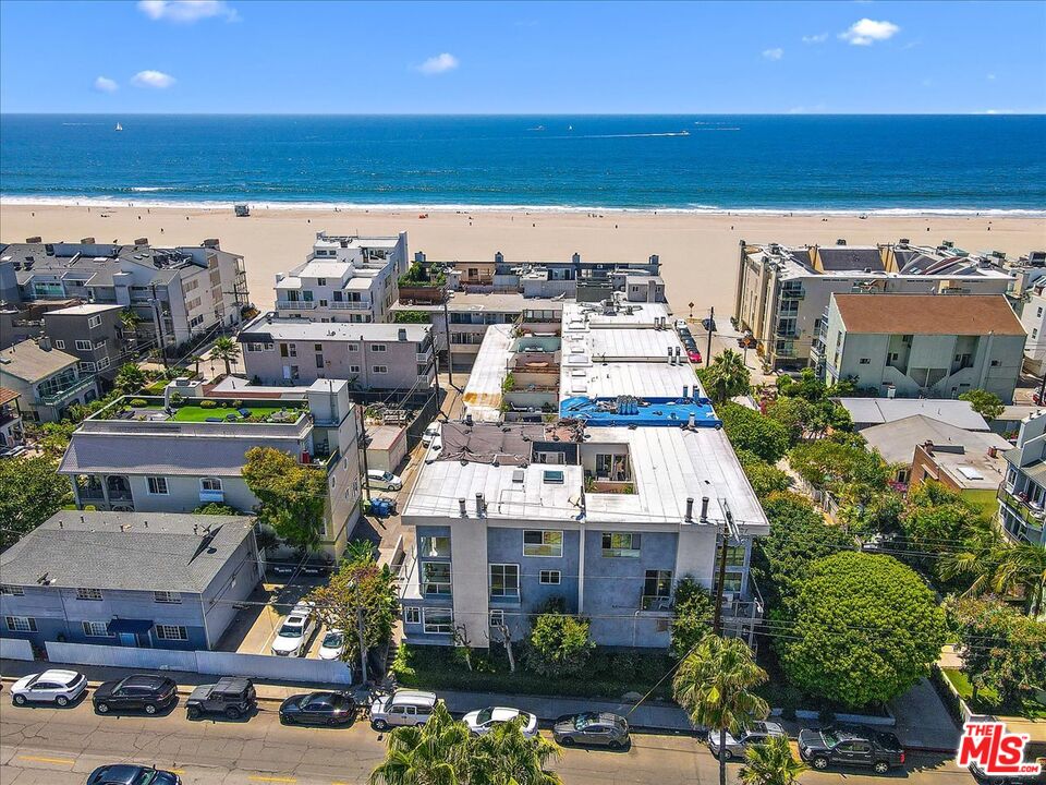 20 Ironsides Street, Unit 3 Marina del Rey, CA 90292 - Photo 30 of 32 a view of a city