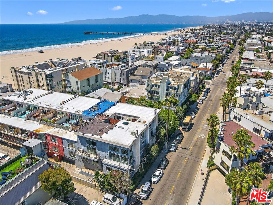20 Ironsides Street, Unit 3 Marina del Rey, CA 90292 - Photo 31 of 32 a view of a city
