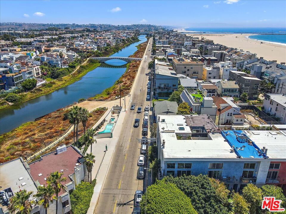 20 Ironsides Street, Unit 3 Marina del Rey, CA 90292 - Photo 4 of 32 a view of a city