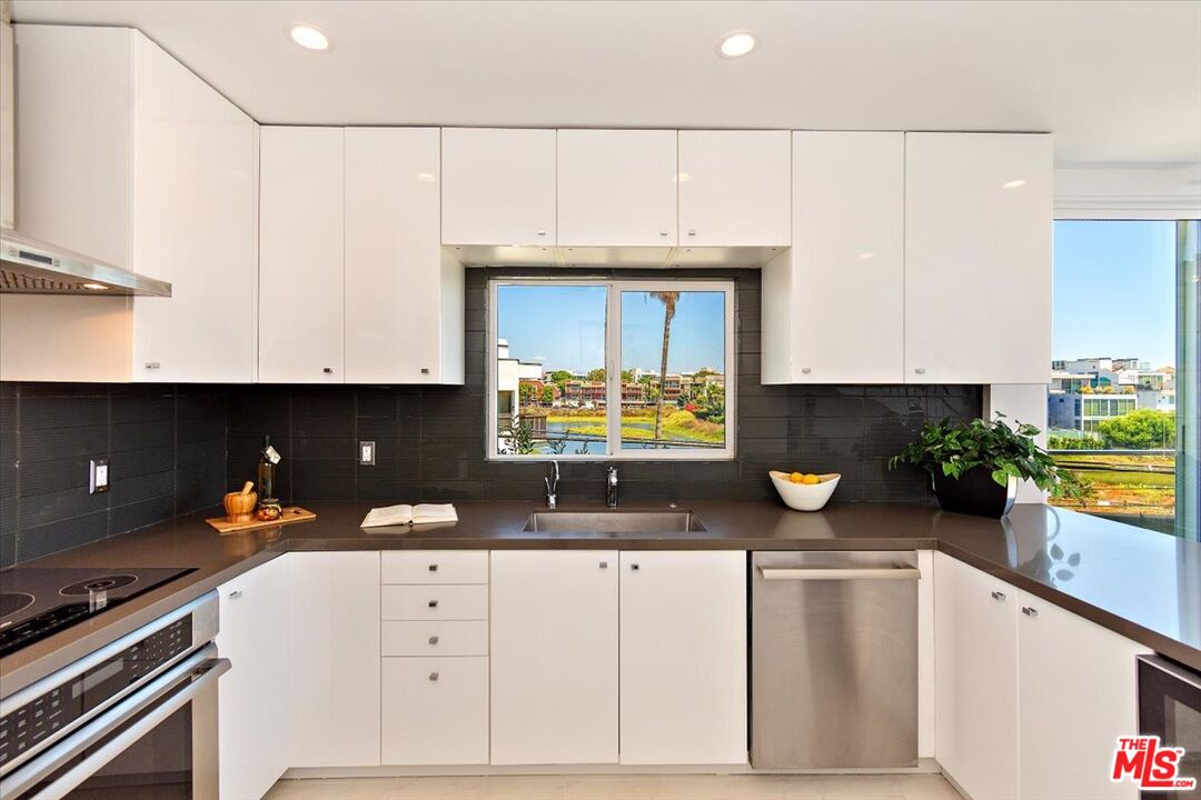 20 Ironsides Street, Unit 3 Marina del Rey, CA 90292 - Photo 8 of 32 a kitchen with a sink and a stove