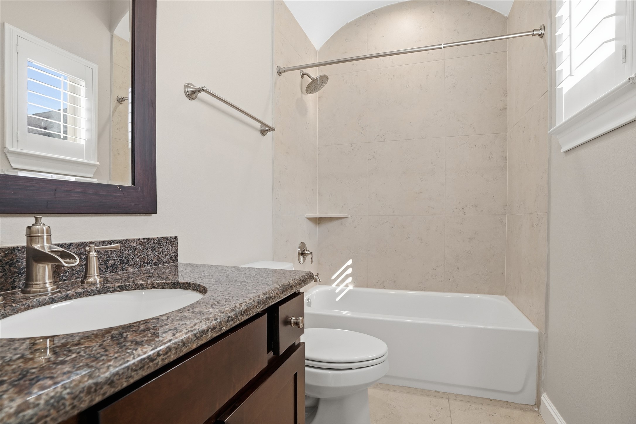 2843 Rusk Street Houston, TX 77003 - Photo 14 of 32 2nd bedrooms private bathroom on 3rd floor