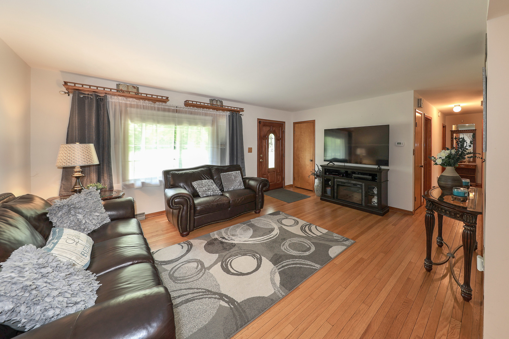 1365 Pine Bluff Road Morris, IL 60450 - Photo 5 of 18 a living room with furniture and a flat screen tv