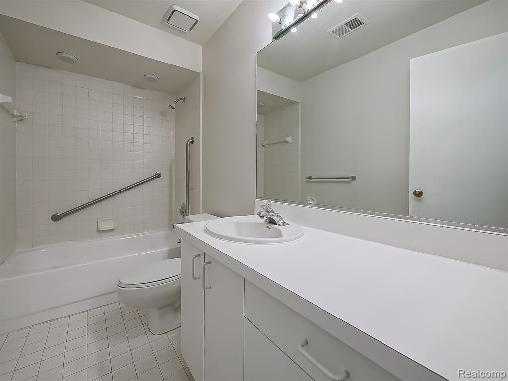 30414 Orchard Lake Road, Unit 12 Farmington, MI 48334 - Photo 19 of 33