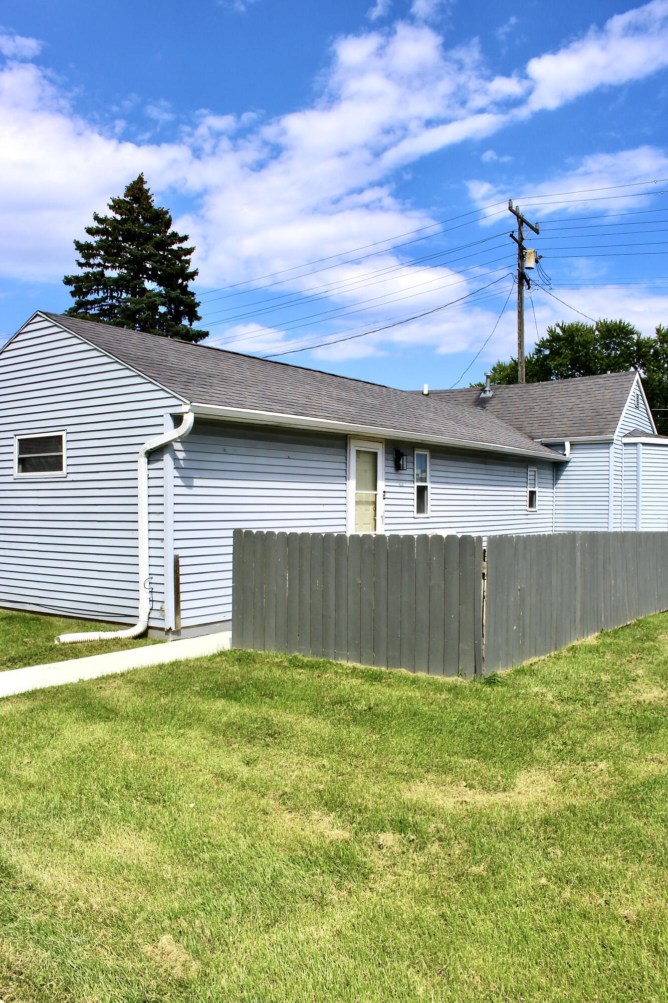 930 North Memorial Drive Racine, WI 53404 - Photo 3 of 6 IMG_1258